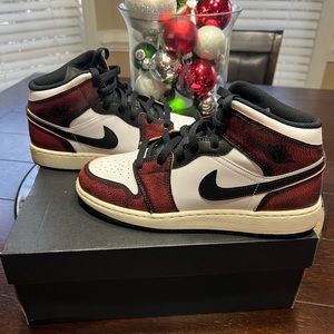 Air Jordan 1 Mid Wear-Away Chicago - Size 7Y or 8.5 W